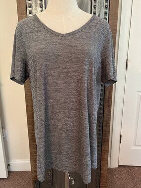 Duluth Women's Armachillo Cooling Short Sleeve V-Neck T-Shirt Coal Gray - L